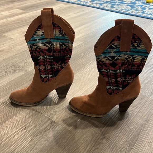 Very Volatile “Vona” boot, GUC - Picture 4 of 9